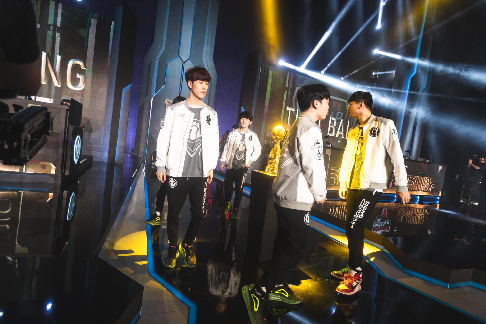 赛后群访AKi：今天队伍发挥的不是特别好吧，因为过程太坎坷了